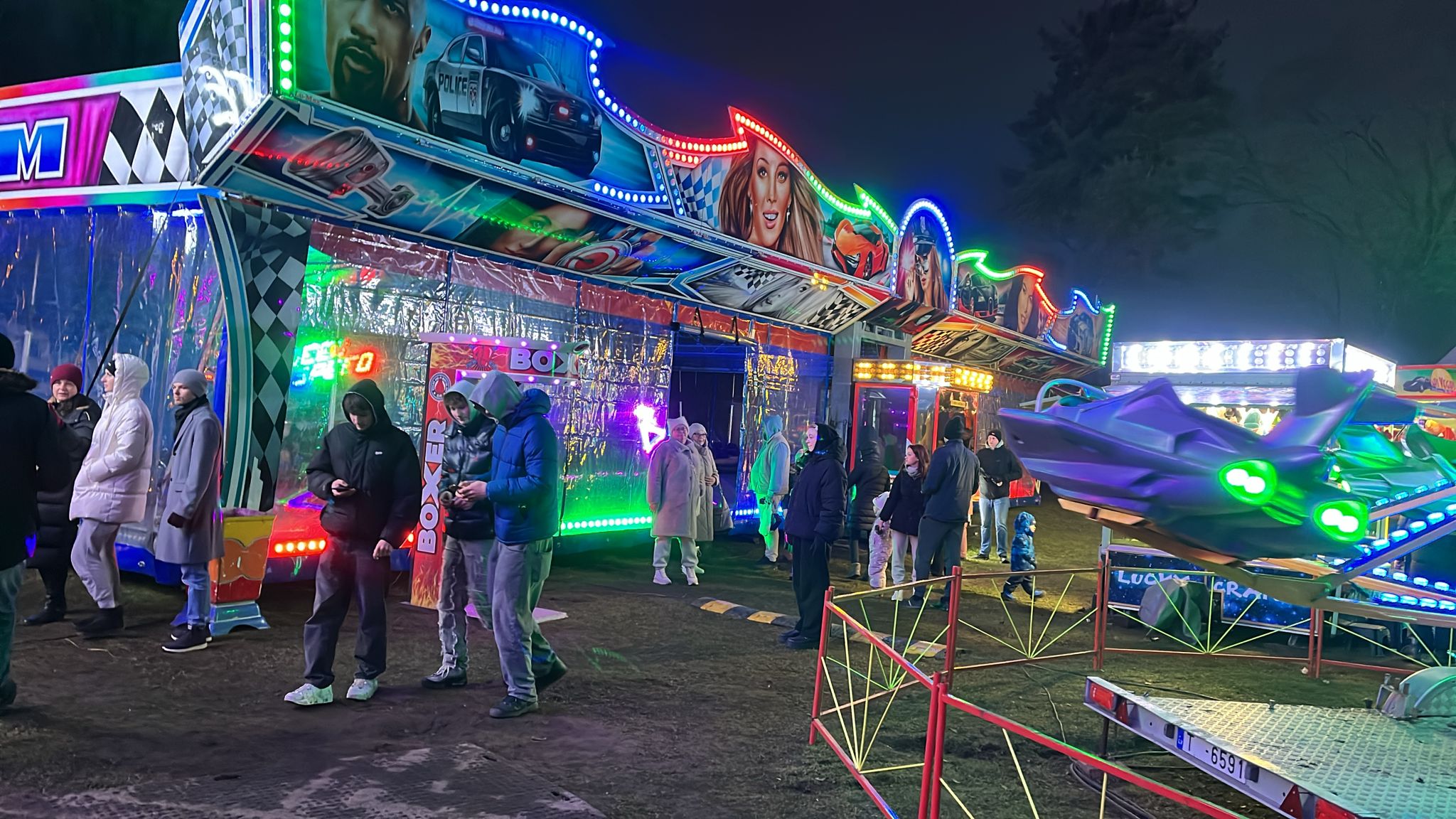 Wieczorna strefa atrakcji Autoscooter z neonowym oświetleniem