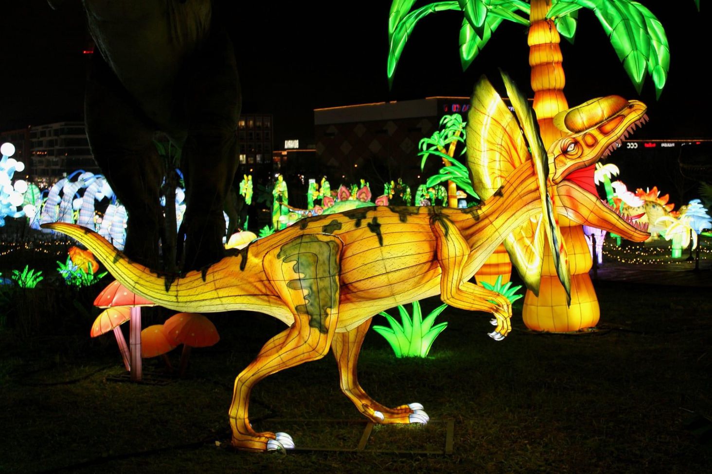 Świecąca figura skrzydlatego dinozaura